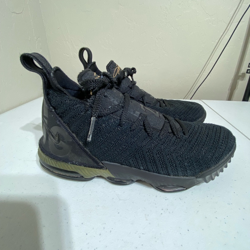 Nike LeBron XVI GS Black Gold I Am King 23 Sneakers AQ2465 007 Sz 6.5 Yo…